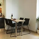 High-Tech Flat